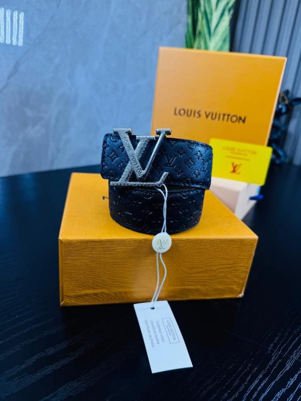 FAJA LOUIS VUITTON NEGRA RELIEVE/ HEBILLA PLATEADA