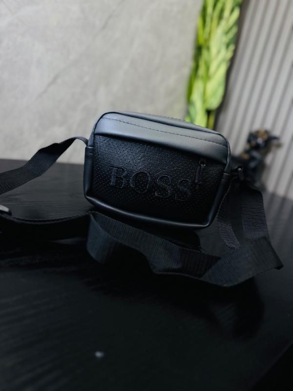 BOLSO IMPORTADO BOSS NEGRO PUNTOS LETRA NEGRA