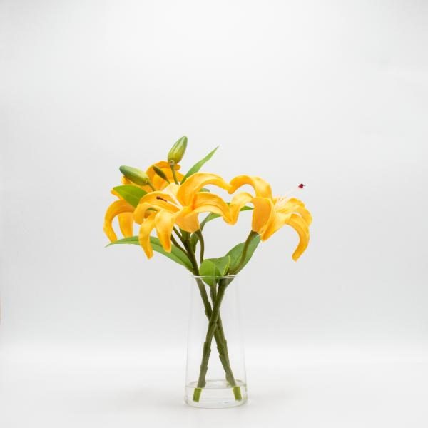 Florero de vidrio con Lirios con altura de 33 cm