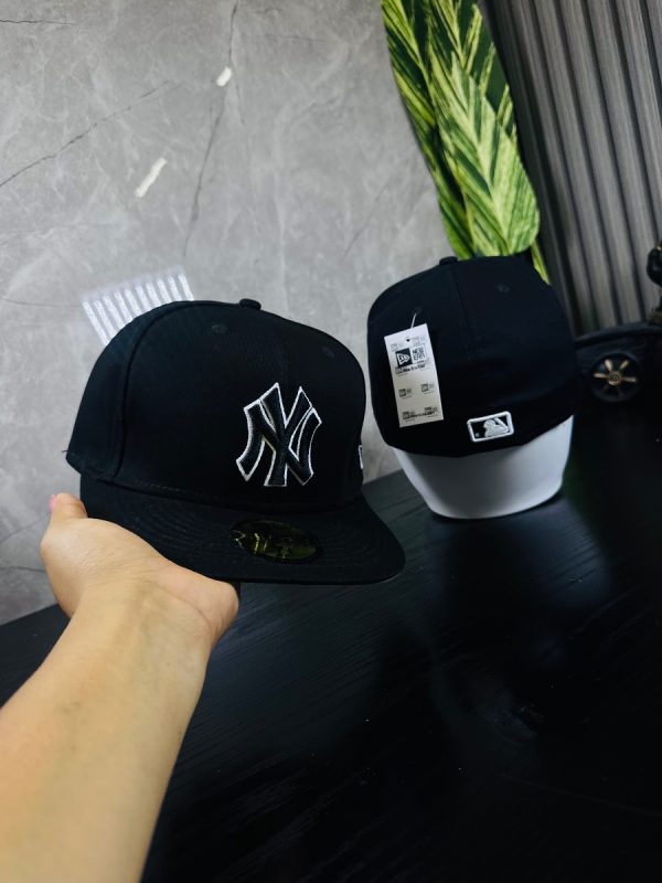 Gorras Plana (NEW YORK YANKEES NEGRA LETRA BLANCA